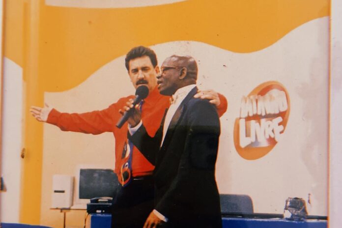 morre-azulao,-ex-assistente-do-programa-do-ratinho,-aos-95-anos