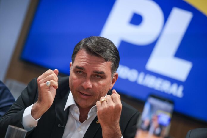 pl-lanca-flavio-bolsonaro-ao-planalto-sob-pressao-por-vice-e-aliancas