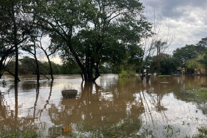 rs:-rios-atingem-cota-de-inundacao-apos-chuvas;-400-estao-fora-de-casa