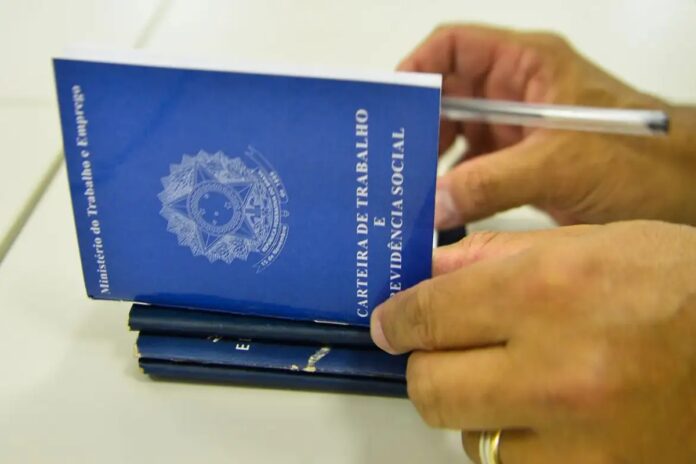 ibge:-desemprego-recua-no-trimestre-encerrado-em-junho-e-fica-em-5,4%