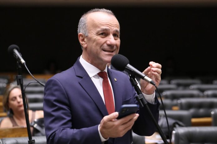 espirito-santo:-pt-lanca-helder-salomao-como-candidato-ao-governo