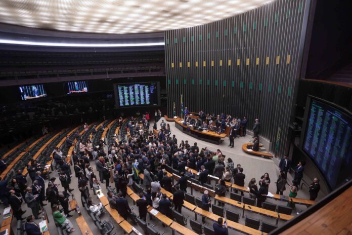 na-reta-final-de-convencoes,-congresso-adia-volta-do-recesso