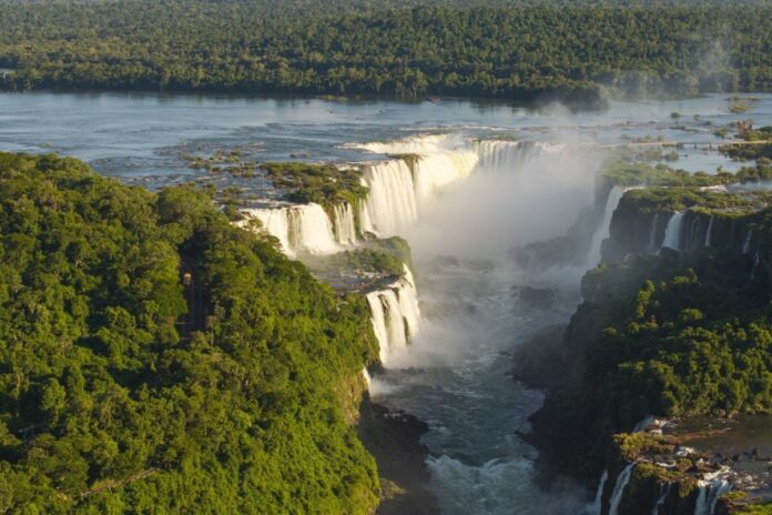 passeio-de-barco-no-parque-do-iguacu-e-retomado-apos-morte-de-holandes