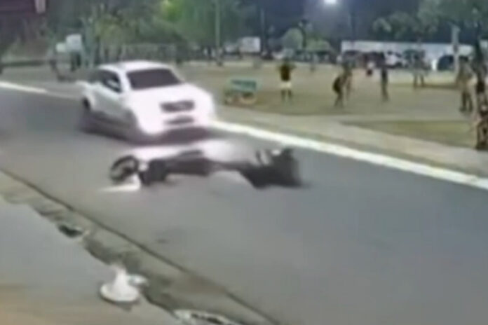 motociclista-cai-ao-ser-atingido-por-bola-e-quase-e-atropelado-no-para
