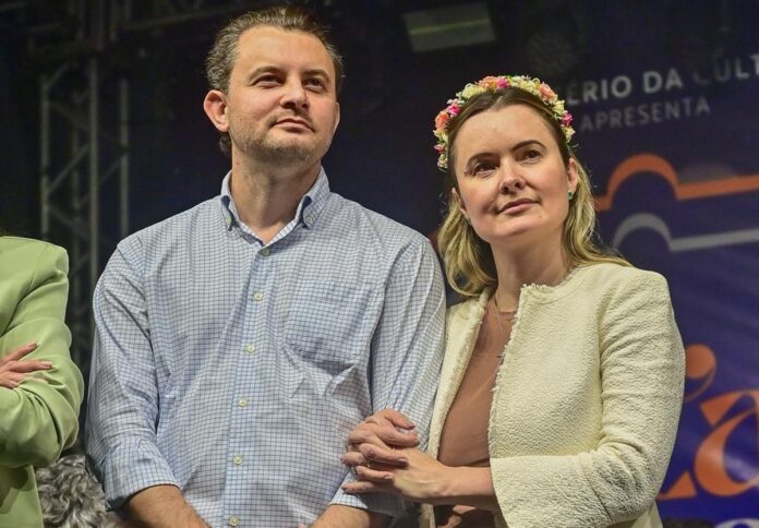 tre-libera-slogan-“meu-voto-e-casado”-para-zanatta-e-marido-em-sc