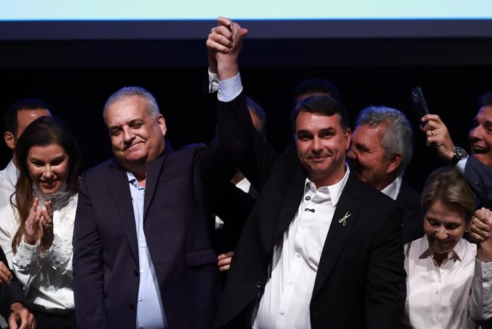 flavio-bolsonaro-nega-troca-de-vice-e-diz-que-acusacoes-sao-“farsa”