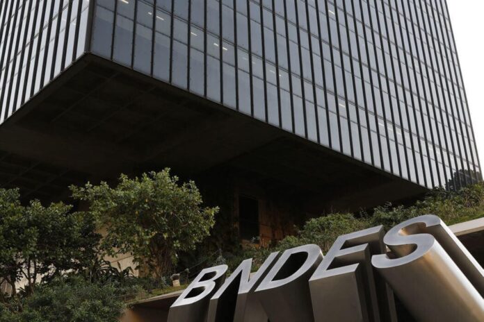 bndes-lucra-r$-9,2-bilhoes,-alta-de-25%-frente-ao-1°-semestre-de-2025