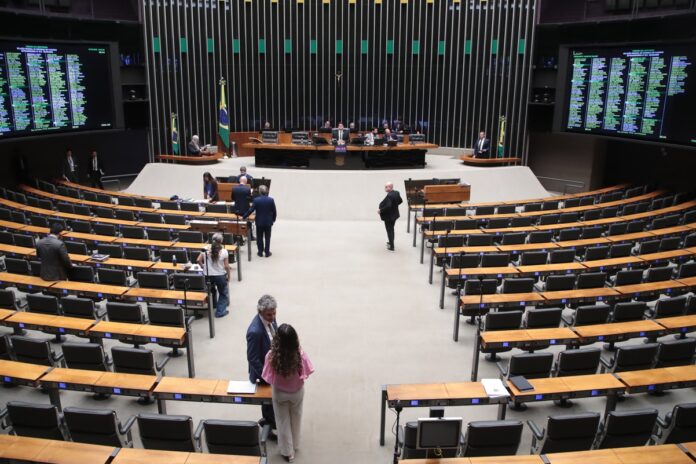 camara-aprova-autorizacao-de-porte-de-arma-para-oficial-de-justica