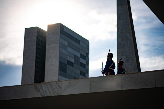 sem-acordo,-inicio-de-comissao-de-mp-da-taxa-das-blusinhas-e-adiado
