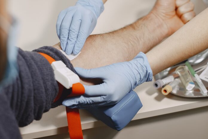 doacao-de-sangue:-novas-regras-reduzem-espera-apos-tatuagem-e-piercing