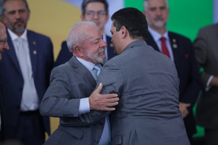 lula-e-alcolumbre-se-reunem-em-meio-a-esforcos-de-reaproximacao