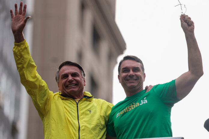 flavio-recorre-a-simbolos-de-bolsonaro-na-largada-da-campanha