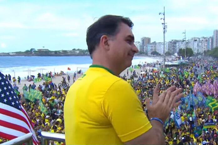 com-fala-gravada-de-bolsonaro,-flavio-inicia-corrida-a-presidencia