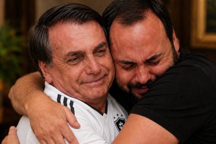 apos-30-dias,-carlos-faz-1a-visita-a-bolsonaro:-“choro-de-emocao”