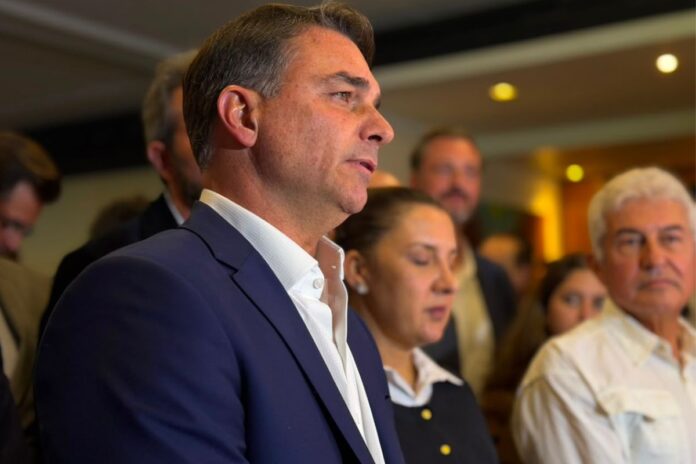 sem-lira-e-jhc,-flavio-bolsonaro-e-recebido-por-apoiadores-em-maceio