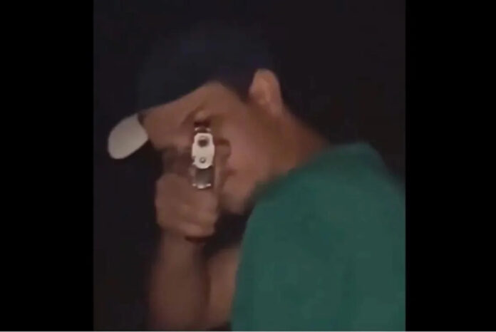 jovem-filmado-ao-atirar-e-matar-namorada-e-condenado-a-19-anos