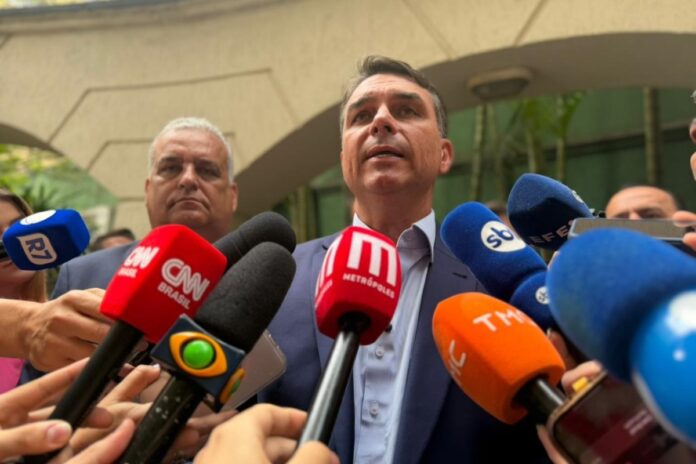 flavio-bolsonaro-defende-texto-alternativo-a-pec-do-fim-da-6×1