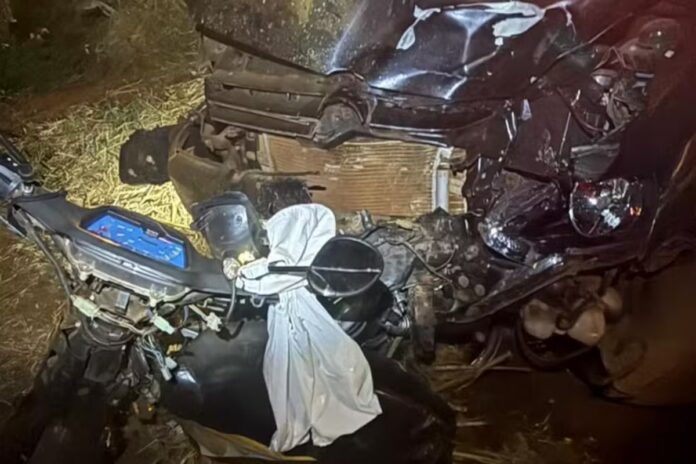 acidente-entre-carro-e-ciclomotor-deixa-dois-mortos-em-goias