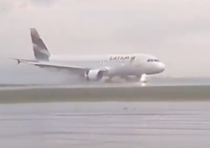 veja-momento-em-que-aviao-da-latam-sai-da-pista-e-para-na-lama-no-pr