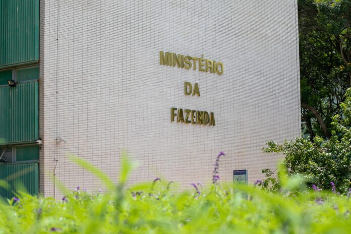 fazenda-atribui-desaceleracao-do-pib-a-juros-altos-e-preve-reduzir-projecao