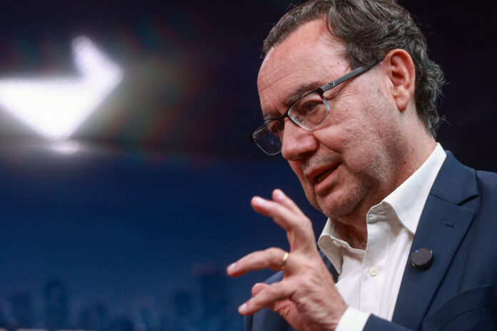 “intoxicacao-digital”:-livro-de-augusto-cury-contrasta-com-plano-de-governo