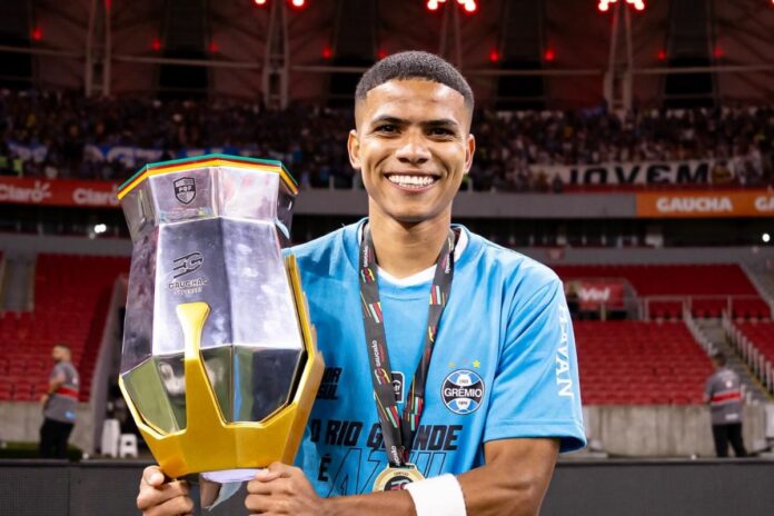 atacante-do-gremio-enviou-r$-22-mil-a-falso-luis-castro