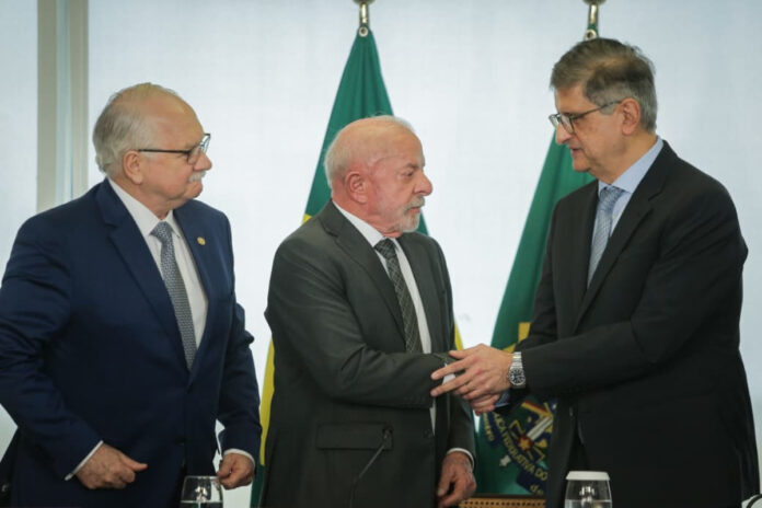 em-meio-a-crise-no-supremo,-lula-defende-nova-reforma-do-poder-judiciario