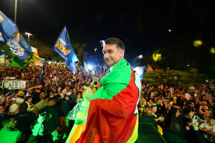 flavio-relembra-8-anos-da-facada-no-pai-e-chama-mendonca-de-“juiz-justo”