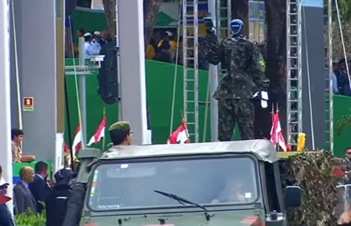 robo-do-exercito-bate-continencia-aos-chefes-dos-tres-poderes-no-7/9