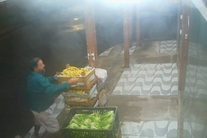 rj:-homem-e-flagrado-ao-furtar-60-kg-de-banana-de-hortifruti-em-cabo-frio