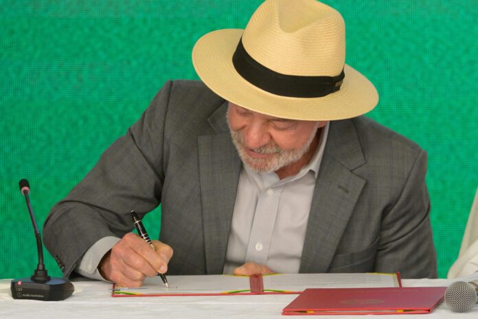 apos-aprovacao-no-congresso,-lula-sanciona-fim-da-“taxa-das-blusinhas”