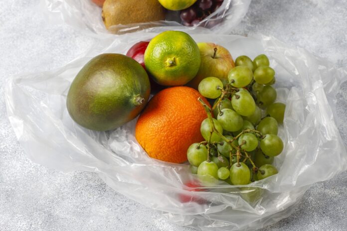 evitar-contato-de-plastico-com-alimentos-reduz-quimicos-no-corpo-em-7-dias