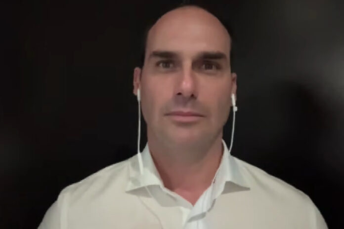 eduardo-bolsonaro-“orientou”-uso-de-recursos-do-dark-horse-nos-eua,-diz-pf