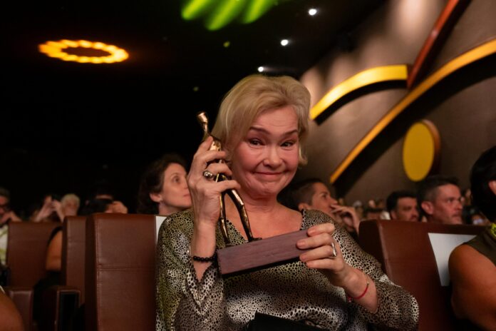 julia-lemmertz-se-emociona-ao-receber-homenagem-no-festival-de-brasilia
