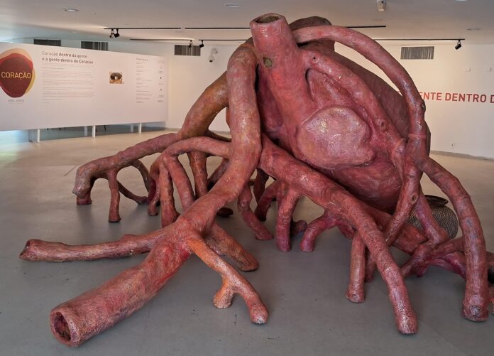 obra-imersiva-de-eny-junia-transforma-o-coracao-humano-em-arte