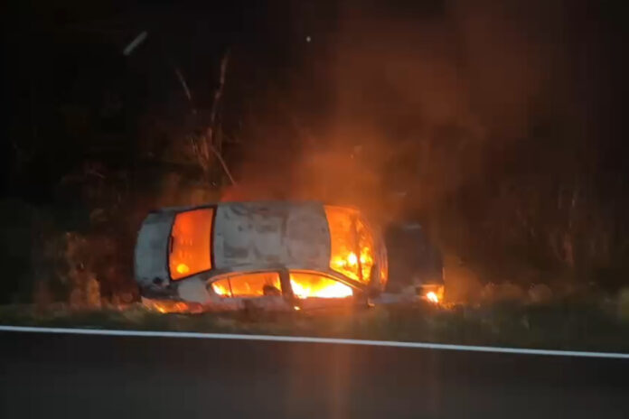 parana:-veiculo-pega-fogo-apos-sair-da-pista-e-colidir-com-barranco
