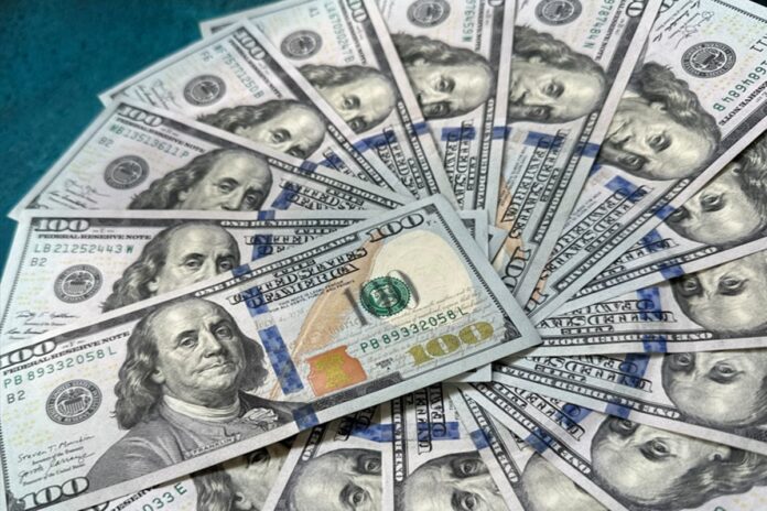 dolar-sobe-e-bolsa-cai,-mesmo-com-preco-do-petroleo-abaixo-de-us$-100