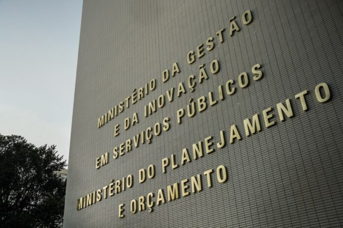 governo-inclui-bolsa-familia-no-orcamento-e-preve-alta-do-rombo-fiscal