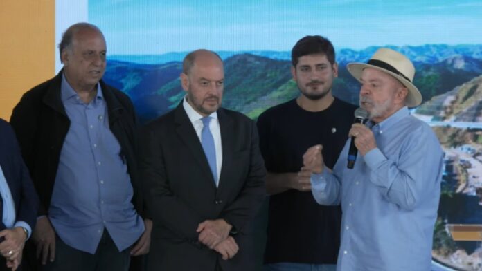 ao-lado-de-pezao,-lula-cita-governadores-do-rj-presos-e-elogia-couto