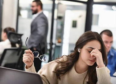 brasil-lidera-estresse-corporativo-na-america-latina:-profissionais-com-problemas-de-saude-mental-podem-perder-ate-93-dias-uteis-de-trabalho-por-ano,-aponta-aon-e-telus-health