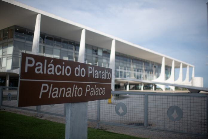 governo-instala-grades-de-protecao-no-palacio-do-planalto-para-as-eleicoes