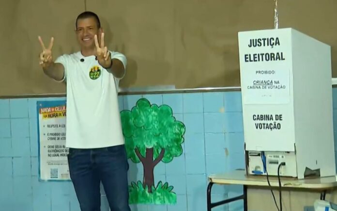 eleicoes-2026:-candidato-do-pl,-douglas-ruas-vota-no-rio-de-janeiro