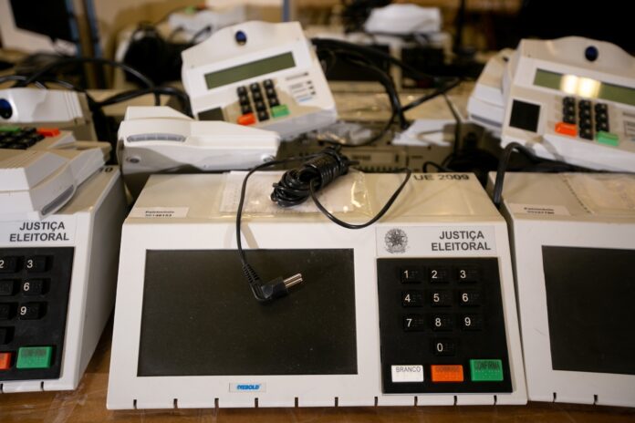 nas-primeiras-horas-de-votacao,-421-urnas-ja-foram-substituidas,-diz-tse