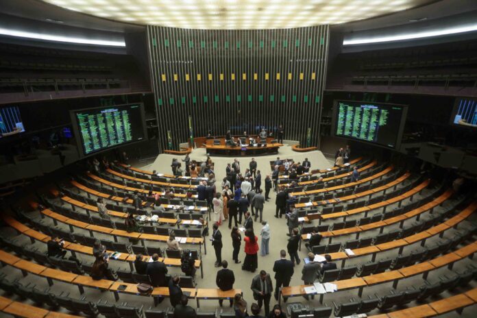 camara:-301-deputados-se-reelegem;-183-exercerao-primeiro-mandato