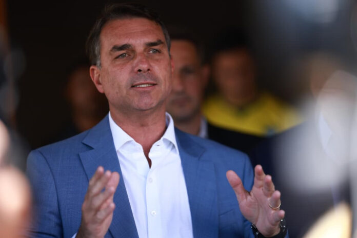 apos-faltar-a-debates-no-1o-turno,-flavio-diz-que-vai-no-2°:-“importantes”