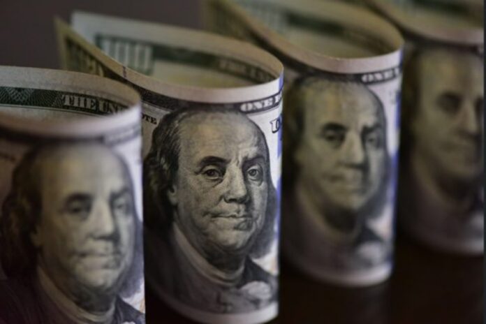 dolar-abre-em-leve-alta-com-disparada-do-petroleo-e-espera-por-pesquisa