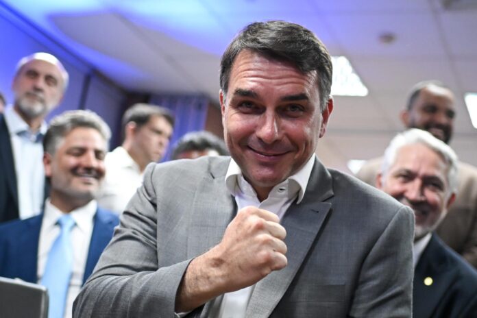 flavio-sai-do-isolamento-e-atrai-apoio-de-4-partidos-na-largada-do-2o-turno