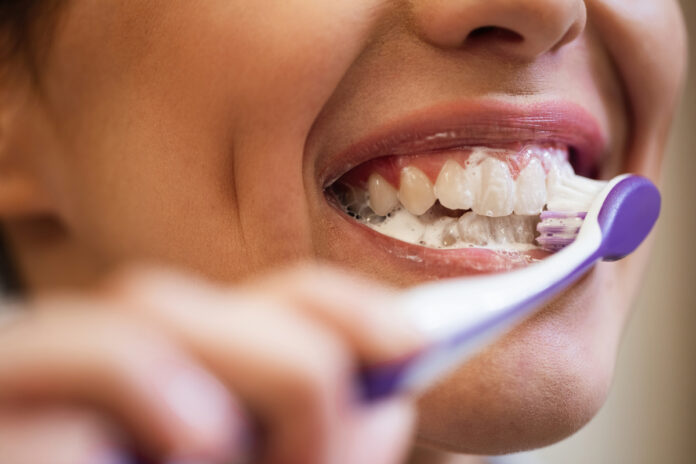 escovar-os-dentes-com-forca-pode-causar-traumas-na-gengiva-e-no-esmalte